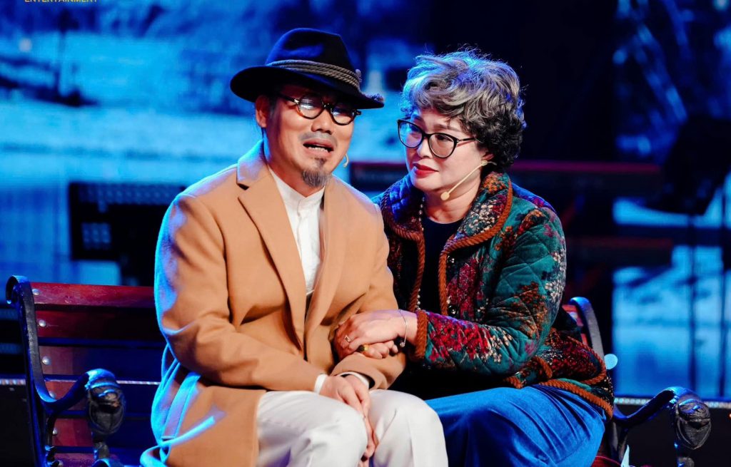 Nghệ sĩ Vượng Râu và Thanh Tú trong tiểu phẩm của chương trình Tết Vạn Lộc 2025.